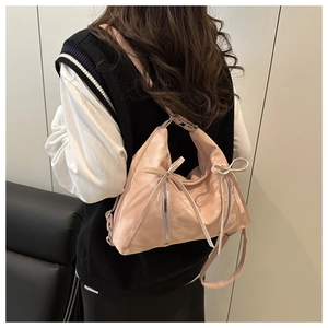 Détail du sac cabas rose avec nœud papillon montrant le matériau et les fermetures éclair