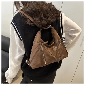 Vue détaillée du sac cabas en daim marron vintage avec nœuds et fermetures éclair