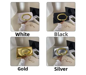 Détail de pochettes élégantes avec boucles dorées en C en quatre couleurs tendance
