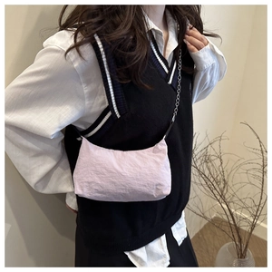 Détail du sac bandoulière en nylon plissé lilas avec une élégante chaîne en métal