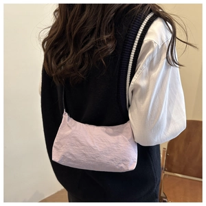 Vue arrière détaillée d'un sac hobo minimaliste violet clair porté à l'épaule