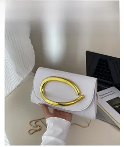 Détail du sac à bandoulière blanc avec texture cuir et boucle en métal doré chic