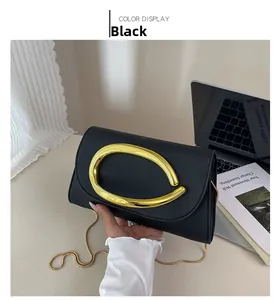 Détail du sac bandoulière noir avec texture croisée et boucle dorée ovale
