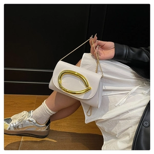 Détail du sac à chaîne blanc avec boucle fer à cheval dorée sur le rabat