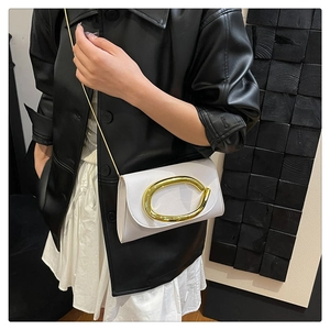 Détail du sac à rabat en cuir blanc avec boucle dorée et bandoulière chaîne