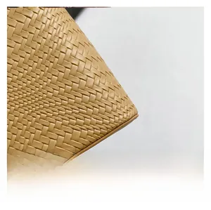 Macro-detail van geweven kunstleertextuur op een stijlvolle kleine vierkante schoudertas