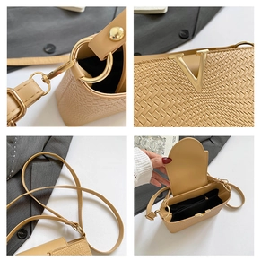 Detailopnames van de beige geweven handtas met gouden V-beslag en interne vakken