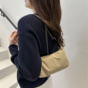 Sac à épaule minimaliste en nylon kaki avec bandoulière noire et chaîne argentée