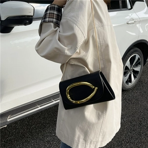 Sac de soirée chic en cuir noir avec boucle dorée surdimensionnée et bandoulière chaîne