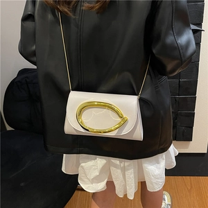Sac de soirée chic en cuir blanc cassé avec boucle dorée et bandoulière en chaîne