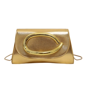 Pochette de soirée dorée scintillante avec boucle ovale et fine bandoulière chaîne