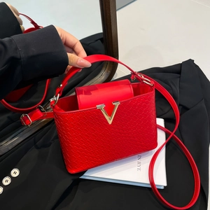 Women Vintage Woven Texture PU Leather Handbag Gold Metal V Buckle Elegant Crossbody Bag For Ladies Daily Party Travel