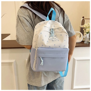 Vue arrière d'un sac à dos bicolore bleu clair et blanc avec des motifs d'étoiles