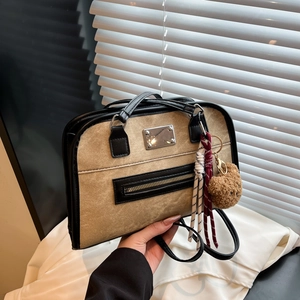 Sac cabas rétro en toile kaki et noir avec charme d'ours et poignées en cuir