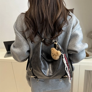 Grande borsa hobo nera in pelle PU opaca con ciondolo a forma di orso sulla spalla