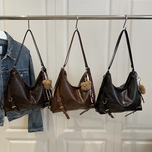 Grandi borse tote vintage in ecopelle caffè, marrone e nero con ciondolo a forma di orso