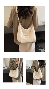 Detail of white Hobo bag with pleated soft leather texture and silver chain strap