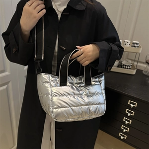 Silberne gesteppte Metallic-Puffer-Tasche mit verstellbarem Riemen und Handgriffen
