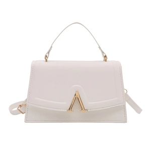Sac bandoulière minimaliste en cuir blanc avec élégante boucle en V dorée brillante