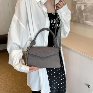 Petit sac carré gris texture sergé avec détails dorés et bandoulière pour femme
