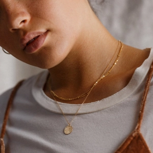 Collier double couche en or avec pendentif pièce martelée pour un style chic quotidien