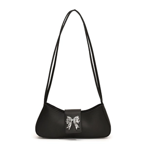 Sac sous le bras en cuir noir avec boucle papillon argentée et deux fines bandoulières