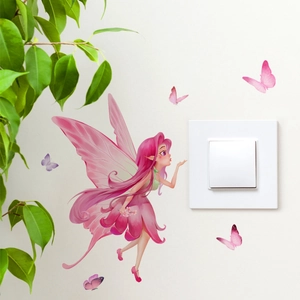 Détail de stickers fée rose et papillons appliqués près d'un interrupteur blanc