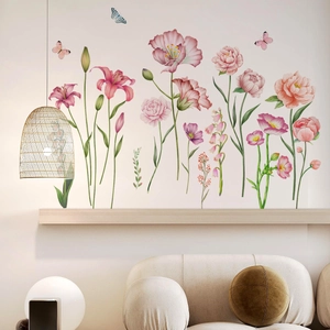 Détail de stickers muraux fleurs aquarelles et papillons dans un décor de salon chaleureux