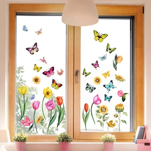 Stickers de fenêtres papillons et fleurs colorées sur une vitre ensoleillée