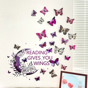 Detalle de vinilos de pared mariposa 3D morada con luna floral y texto Reading Gives You Wings