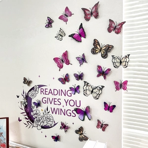 Detalle de mariposas 3D moradas y calcomanías de luna floral en una pared