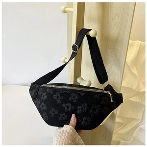 Détail du sac bandoulière en jacquard noir avec zip doré et bandoulière large