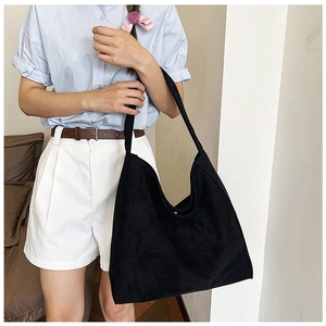 Detail of the high-density velvet texture and spacious design of this black tote bag