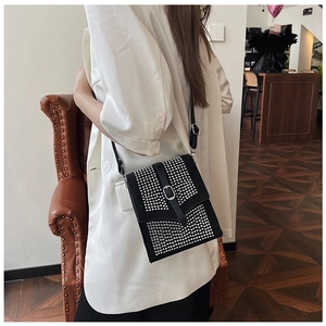 Mini-Umhängetasche in Schwarz mit silbernen Nieten und Vintage-Lederschnalle