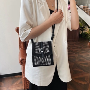 Mini schwarze Strass-Umhängetasche für Damen mit Nieten und schickem Lederriemen