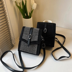 Schicke schwarze Samt-Mini-Umhängetasche mit funkelnden Strass-Nieten und Riemen