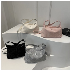 Sacs sous les bras minimalistes modernes en plusieurs couleurs sur un support blanc