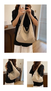 Détails du grand sac fourre-tout en toile beige avec poches latérales et breloque