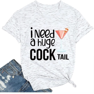 Dettaglio della t-shirt grigio mélange con stampa i need a huge cocktail e nodo