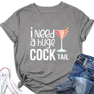 Dettaglio della t-shirt grigio scuro con grafica cocktail e pantaloncini di jeans blu