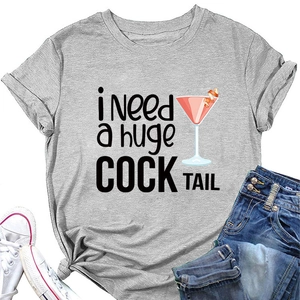 T-shirt grigia a girocollo con stampa cocktail e jeans blu strappati su fondo bianco