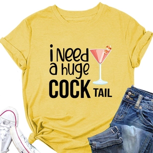 Primo piano della stampa 'I Need a huge COCKTAIL' su t-shirt in cotone giallo