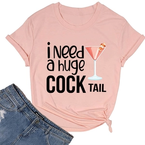 T-shirt rosa a girocollo con stampa cocktail e nodo laterale alla moda su sfondo bianco