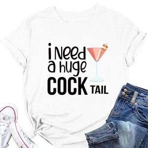 Primo piano dell'area stampata della t-shirt bianca in cotone con grafica cocktail