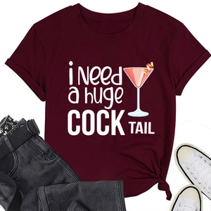 T-shirt bordeaux con grafica cocktail abbinata a jeans e scarpe di tela bianche