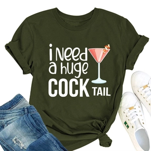 Dettaglio maglietta verde militare con stampa cocktail e abbinamento di jeans