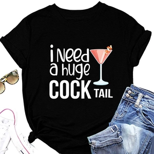 Dettaglio della stampa cocktail su t-shirt nera taglie forti con stile flat lay casual