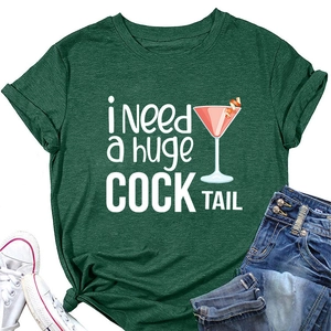 Dettaglio della t-shirt oversize verde scuro con stampa 'i need a huge COCKTAIL' e grafica