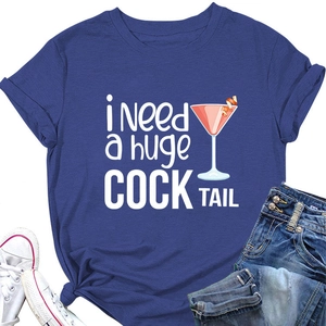 Dettaglio della t-shirt blu scuro con stampa I Need a Huge Cocktail e decorazioni moda