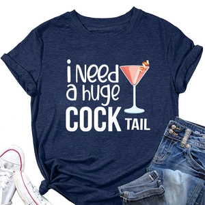 Dettaglio della maglietta blu scuro con stampa cocktail e pantaloncini di jeans blu